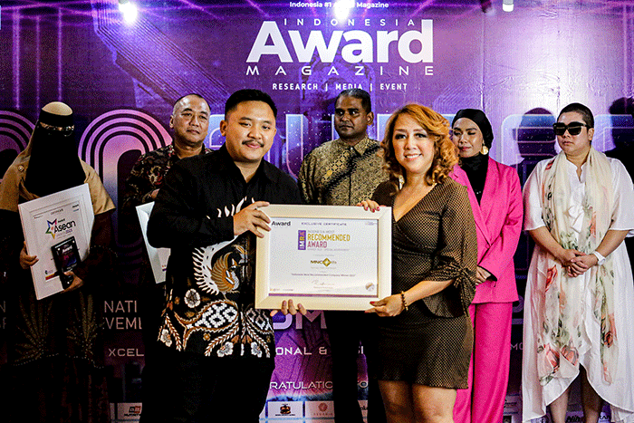 Head of Marketing Communication PT MNC Life Assurance Septika Helena (kanan) menerima penghargaan dari Direktur Indonesia Award Magazine Rajasa Pranadewa.