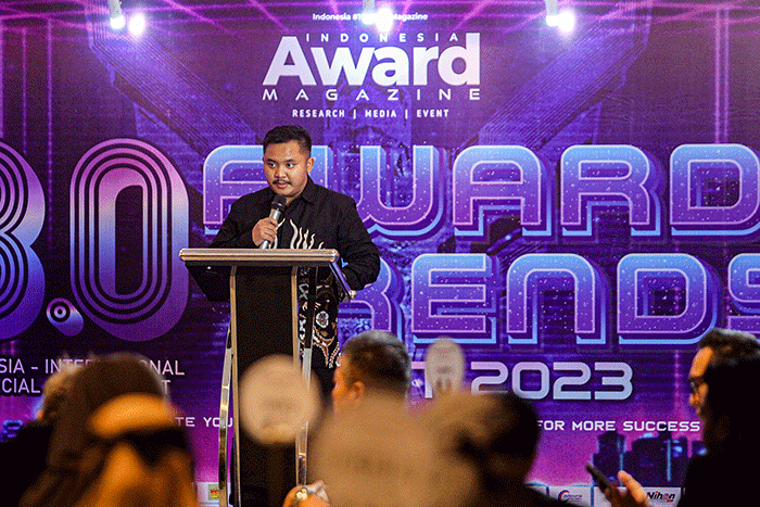 Head of Marketing Communication PT MNC Life Assurance Septika Helena (kanan) menerima penghargaan dari Direktur Indonesia Award Magazine Rajasa Pranadewa.