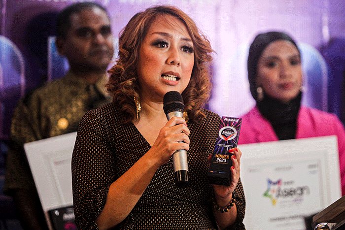 Head of Marketing Communication PT MNC Life Assurance Septika Helena (kanan) menerima penghargaan dari Direktur Indonesia Award Magazine Rajasa Pranadewa.