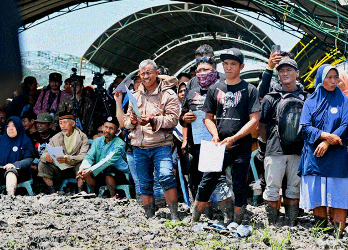 Penyerahan Sertifikat Tanah untuk Rakyat dan Surat Keputusan Perhutanan Sosial dan Surat Keputusan Tanah Objek Reforma Agraria (TORA) di Areal Kesongo, Blora.