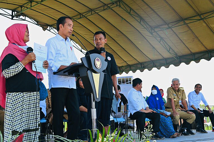Penyerahan Sertifikat Tanah untuk Rakyat dan Surat Keputusan Perhutanan Sosial dan Surat Keputusan Tanah Objek Reforma Agraria (TORA) di Areal Kesongo, Blora.