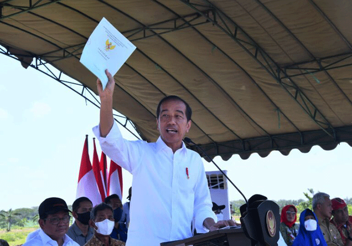 Penyerahan Sertifikat Tanah untuk Rakyat dan Surat Keputusan Perhutanan Sosial dan Surat Keputusan Tanah Objek Reforma Agraria (TORA) di Areal Kesongo, Blora.