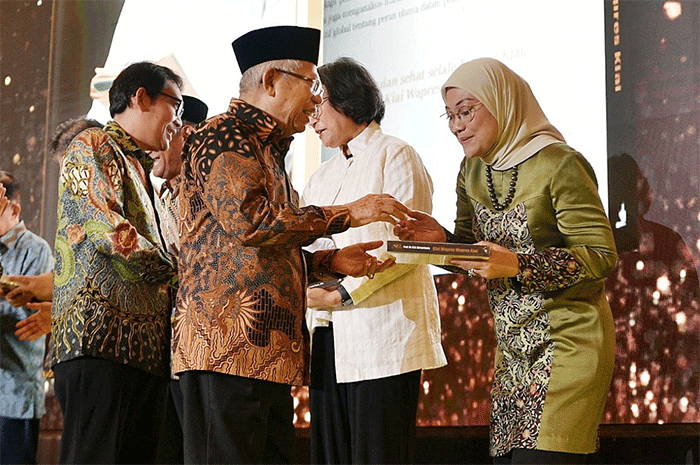 Menaker Ida Fauziyah menghadiri acara peluncuran buku 80 tahun Prof. Dr. K. H. Ma'ruf Amin 