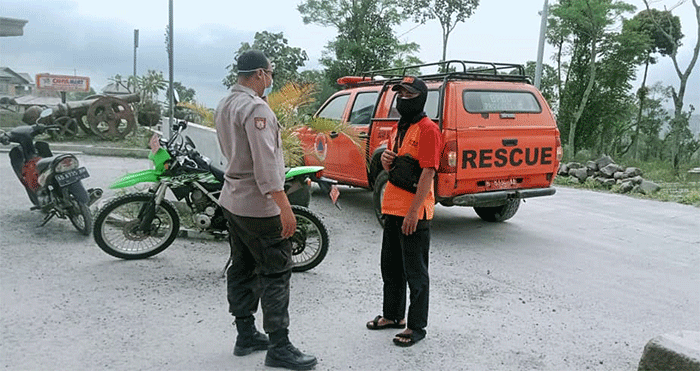 Gunung yang berada di provinsi Jawa Tengah dan Daerah Istimewa Yogyakarta itu mengeluarkan guguran awan panas yang meluncur ke arah Bebeng/Krasak, Yogyakarta.