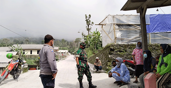 Gunung yang berada di provinsi Jawa Tengah dan Daerah Istimewa Yogyakarta itu mengeluarkan guguran awan panas yang meluncur ke arah Bebeng/Krasak, Yogyakarta.