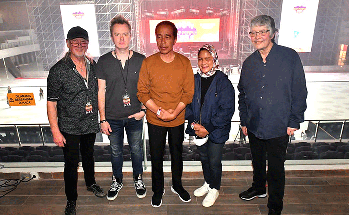 Presiden Joko Widodo bersama Ibu Negara Iriana Joko Widodo menonton konser band rock asal Inggris Raya, Deep Purple, di Edutorium UMS, Solo, Jawa Tengah.