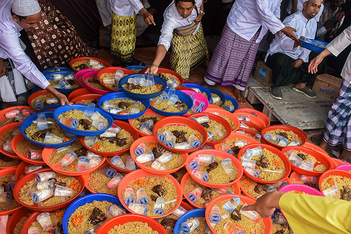 Puluhan ribu peserta menutup rangkaian puncak Ziarah Kubro dengan menyantap nasi minyak kebuli bersama sama di Pemakaman Kambang Koci.