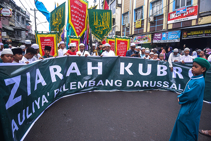 Puluhan ribu umat Muslim memenuhi Jalan Slamet Riyadi Palembang mengikuti iringan peserta puncak Ziarah Kubro Ulama dan Auliyah Palembang Darussalam.