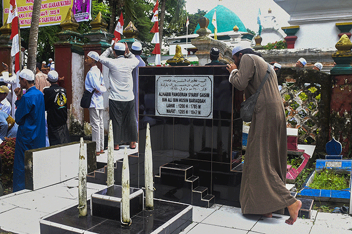 Puluhan ribu umat Muslim memenuhi Jalan Slamet Riyadi Palembang mengikuti iringan peserta puncak Ziarah Kubro Ulama dan Auliyah Palembang Darussalam.