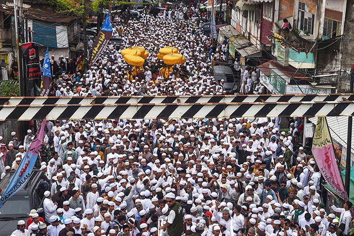 Puluhan ribu umat Muslim memenuhi Jalan Slamet Riyadi Palembang mengikuti iringan peserta puncak Ziarah Kubro Ulama dan Auliyah Palembang Darussalam.