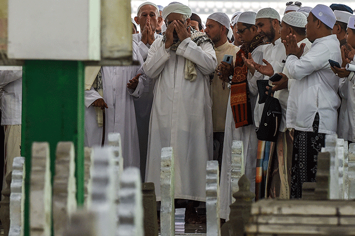 Puluhan ribu umat Muslim memenuhi Jalan Slamet Riyadi Palembang mengikuti iringan peserta puncak Ziarah Kubro Ulama dan Auliyah Palembang Darussalam.