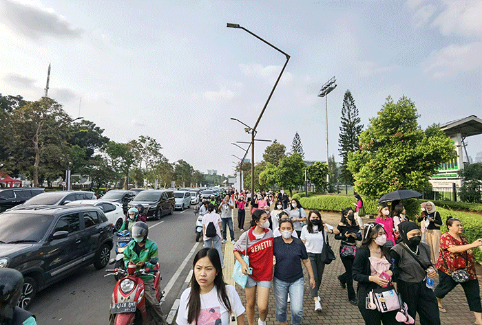 Para Blink rela berjalan kaki menuju kawasan GBK yang jadi lokasi konser Blackpink di Jakarta, Minggu (12/3/2023).