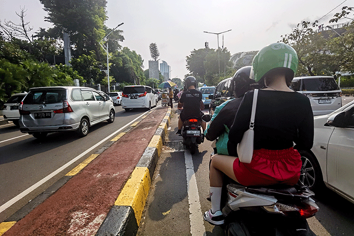 Para Blink rela berjalan kaki menuju kawasan GBK yang jadi lokasi konser Blackpink di Jakarta, Minggu (12/3/2023).