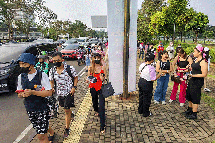 Para Blink rela berjalan kaki menuju kawasan GBK yang jadi lokasi konser Blackpink di Jakarta, Minggu (12/3/2023).