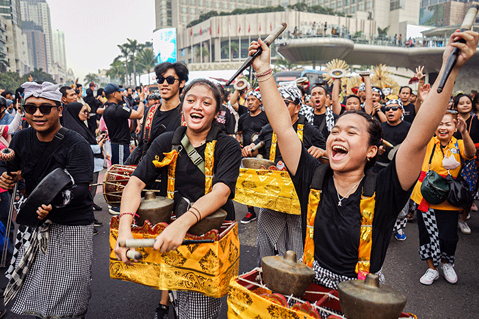 Sejumlah umat Hindu mengarak ogoh-ogoh saat Car Free Day (CFD) atau Hari Bebas Kendaraan Bermotor di Bundaran HI, Jakarta, Minggu (12/3/2023).
