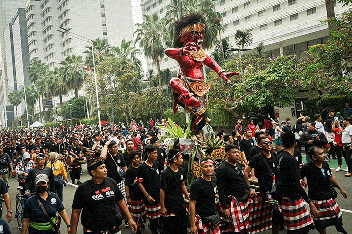 Sejumlah umat Hindu mengarak ogoh-ogoh saat Car Free Day (CFD) atau Hari Bebas Kendaraan Bermotor di Bundaran HI, Jakarta, Minggu (12/3/2023).