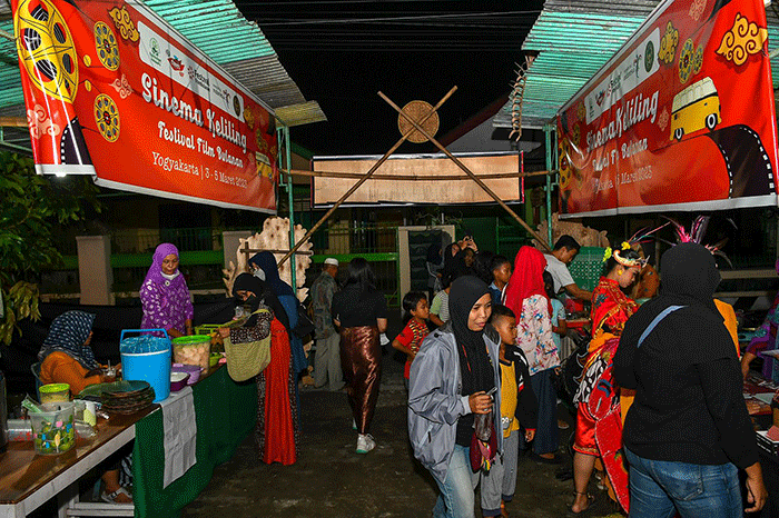 Untuk pertama kalinya, Sinema Keliling Festival Film Bulanan digelar di Kampung Wisata Rejowinangun, Kotagede, Yogyakarta pada 3-5 Maret 2023.