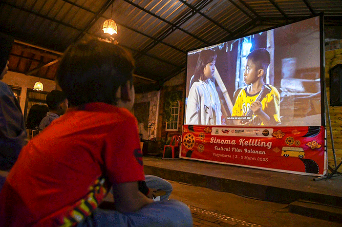Untuk pertama kalinya, Sinema Keliling Festival Film Bulanan digelar di Kampung Wisata Rejowinangun, Kotagede, Yogyakarta pada 3-5 Maret 2023.