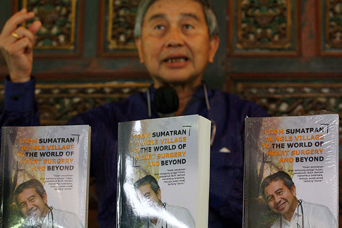 Mantan Direktur Rumah Sakit (RS) Harapan Kita, Dr. H. Tarmizi Hakim berbicara disela peluncuran buku autobiografinya di Kedai Ongs, Hidden Paradise.