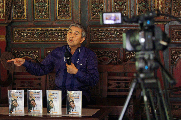 Mantan Direktur Rumah Sakit (RS) Harapan Kita, Dr. H. Tarmizi Hakim berbicara disela peluncuran buku autobiografinya di Kedai Ongs, Hidden Paradise.