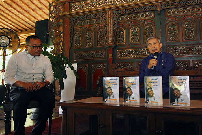 Mantan Direktur Rumah Sakit (RS) Harapan Kita, Dr. H. Tarmizi Hakim berbicara disela peluncuran buku autobiografinya di Kedai Ongs, Hidden Paradise.