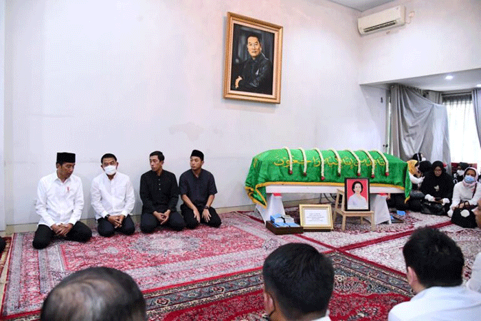 Presiden Joko Widodo beserta Iriana Joko Widodo bertakziah ke rumah duka almarhumah Koesni Harningsih di kawasan Menteng, Jakarta Pusat, Minggu (12/3/2023).