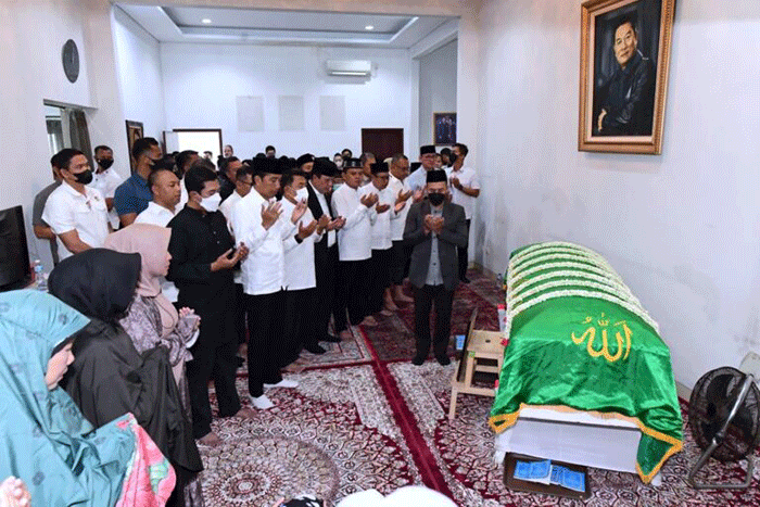 Presiden Joko Widodo beserta Iriana Joko Widodo bertakziah ke rumah duka almarhumah Koesni Harningsih di kawasan Menteng, Jakarta Pusat, Minggu (12/3/2023).