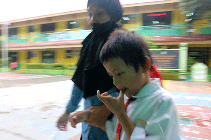 Anugrah Rizky (8), merupakan salah satu siswa SD yang tinggal di daerah Petojo Utara, Jakarta Pusat.