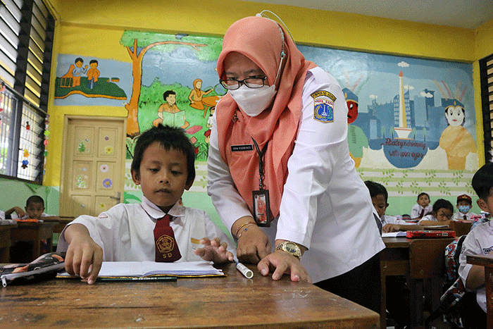 Anugrah Rizky (8), merupakan salah satu siswa SD yang tinggal di daerah Petojo Utara, Jakarta Pusat.