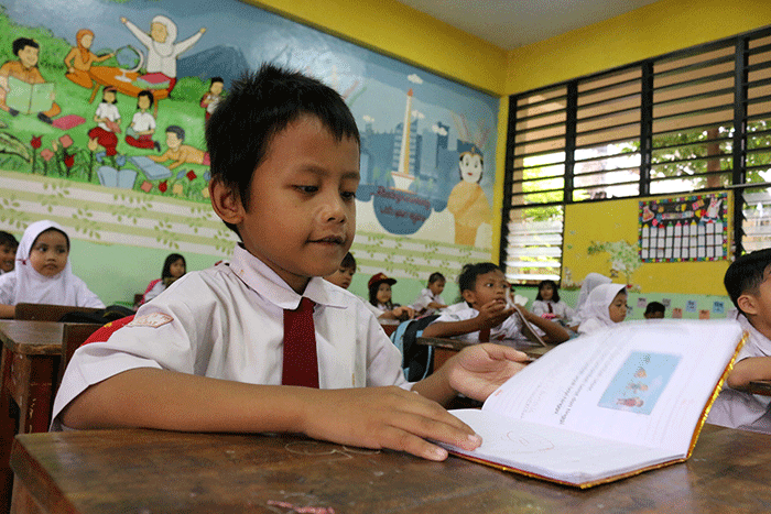 Anugrah Rizky (8), merupakan salah satu siswa SD yang tinggal di daerah Petojo Utara, Jakarta Pusat.