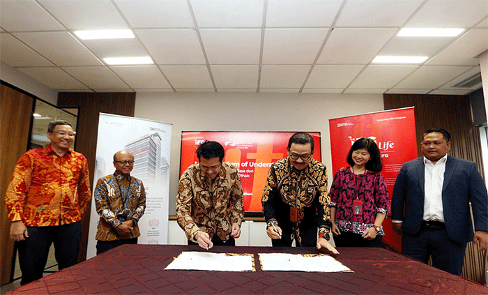 Direktur Utama IFG Life, Harjanto Tanuwidjaja bersama Direktur PT Bahana TCW Investment Management, Doni Firdaus menandatangani kerja sama pengelolaan aset.