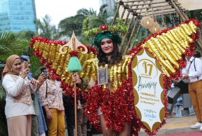 Peserta mengenakan busana dari bahan daur ulang limbah memeriahkan Fashion Recycle Parade, di Kawasan Podomoro City, Jakarta Barat, Jumat (10/3/2023).