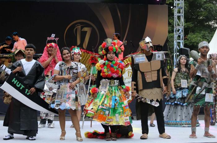 Peserta mengenakan busana dari bahan daur ulang limbah memeriahkan Fashion Recycle Parade, di Kawasan Podomoro City, Jakarta Barat, Jumat (10/3/2023).