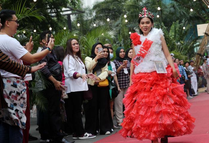 Peserta mengenakan busana dari bahan daur ulang limbah memeriahkan Fashion Recycle Parade, di Kawasan Podomoro City, Jakarta Barat, Jumat (10/3/2023).