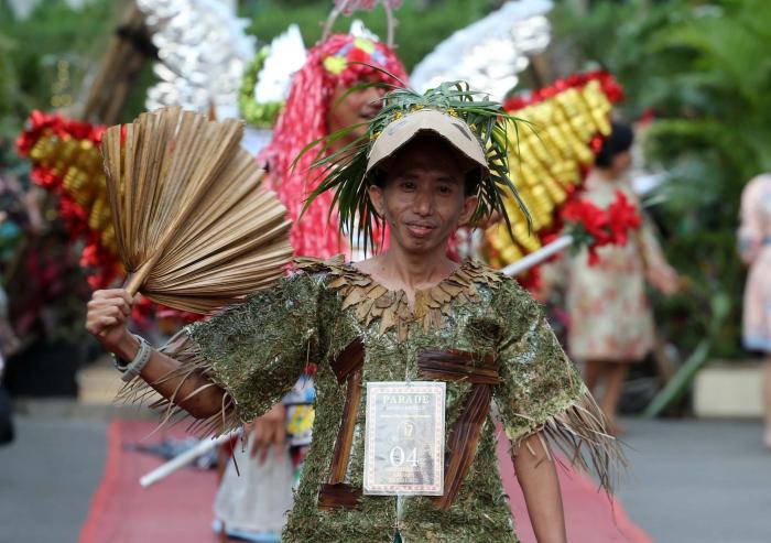 Peserta mengenakan busana dari bahan daur ulang limbah memeriahkan Fashion Recycle Parade, di Kawasan Podomoro City, Jakarta Barat, Jumat (10/3/2023).