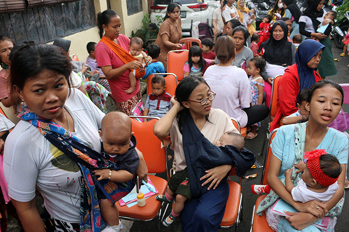 Head of CSR MNC Group Tengku Havid (kiri) memberikan secara simbolik bantuan kepada salah satu pengurus RW di Petojo Utara, Jakarta, Selasa (14/3/2023).