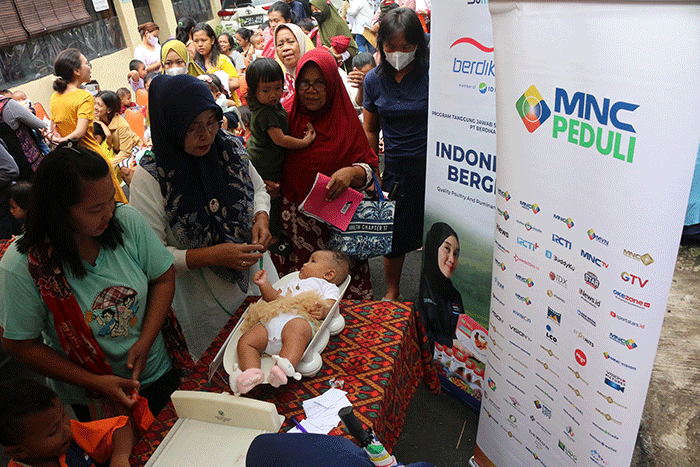 Head of CSR MNC Group Tengku Havid (kiri) memberikan secara simbolik bantuan kepada salah satu pengurus RW di Petojo Utara, Jakarta, Selasa (14/3/2023).