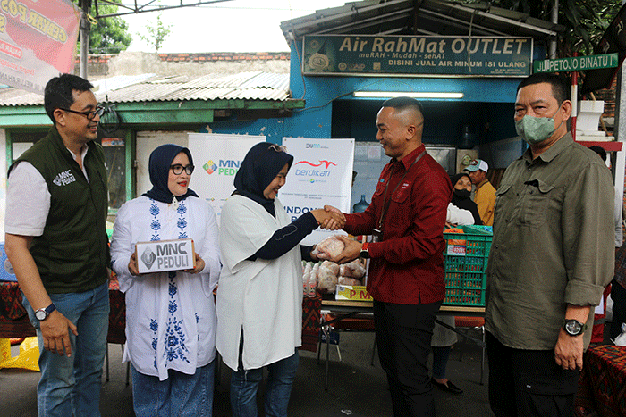 Head of CSR MNC Group Tengku Havid (kiri) memberikan secara simbolik bantuan kepada salah satu pengurus RW di Petojo Utara, Jakarta, Selasa (14/3/2023).