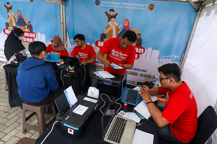 Warga melakukan verifikasi data untuk pendaftaran mudik gratis di Gelanggang Olahraga (GOR) Bulungan, Jakarta, Selasa (14/3/2023).