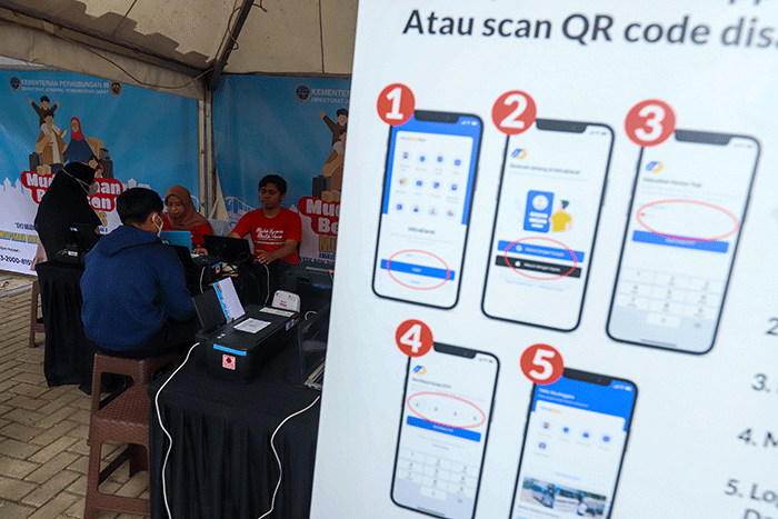 Warga melakukan verifikasi data untuk pendaftaran mudik gratis di Gelanggang Olahraga (GOR) Bulungan, Jakarta, Selasa (14/3/2023).