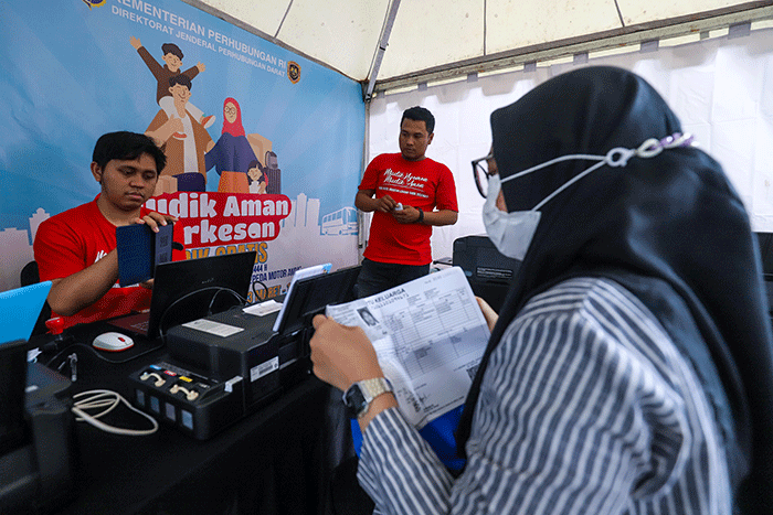 Warga melakukan verifikasi data untuk pendaftaran mudik gratis di Gelanggang Olahraga (GOR) Bulungan, Jakarta, Selasa (14/3/2023).