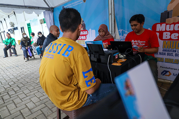 Warga melakukan verifikasi data untuk pendaftaran mudik gratis di Gelanggang Olahraga (GOR) Bulungan, Jakarta, Selasa (14/3/2023).