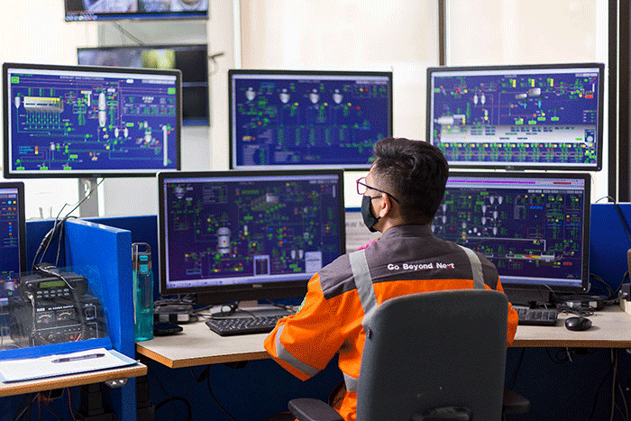 Karyawan monitor proses produksi semen melalui Central Control Room (CCR) di Pabrik Rembang, Jawa Tengah.