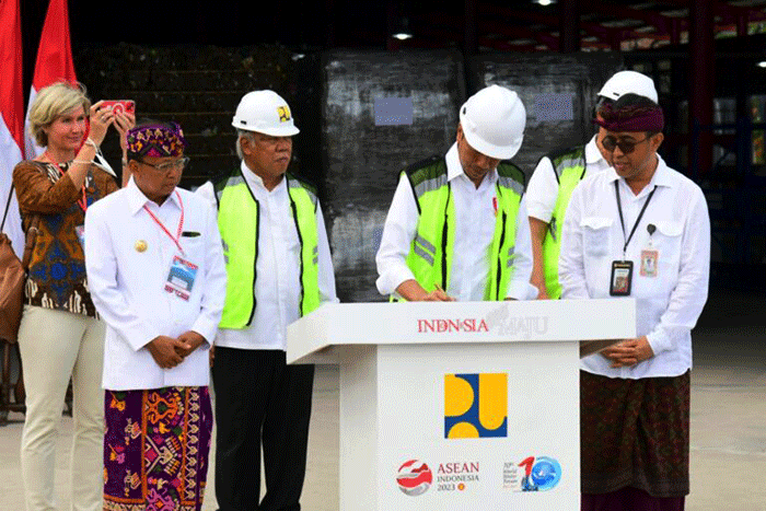 Presiden Joko Widodo meresmikan tempat pengolahan sampah terpadu (TPST) Kesiman Kertalangu di Kota Denpasar, Bali, Senin (13/3/2023).