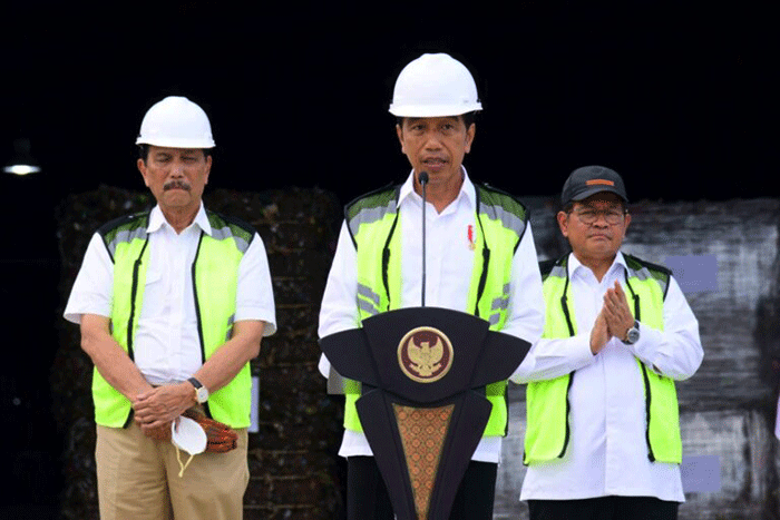 Presiden Joko Widodo meresmikan tempat pengolahan sampah terpadu (TPST) Kesiman Kertalangu di Kota Denpasar, Bali, Senin (13/3/2023).