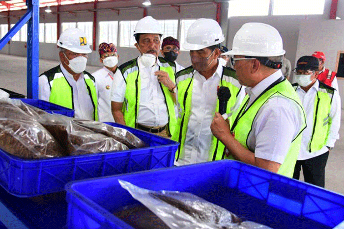 Presiden Joko Widodo meresmikan tempat pengolahan sampah terpadu (TPST) Kesiman Kertalangu di Kota Denpasar, Bali, Senin (13/3/2023).