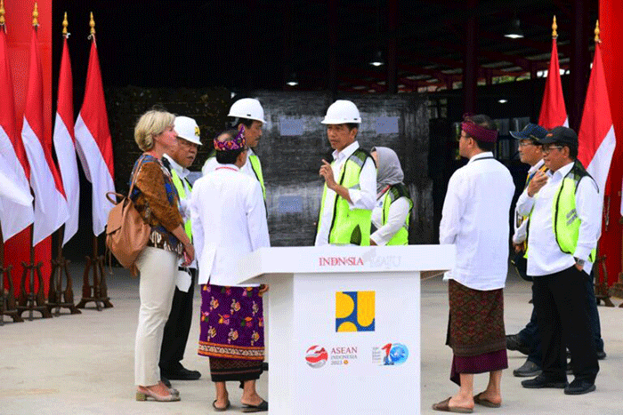 Presiden Joko Widodo meresmikan tempat pengolahan sampah terpadu (TPST) Kesiman Kertalangu di Kota Denpasar, Bali, Senin (13/3/2023).