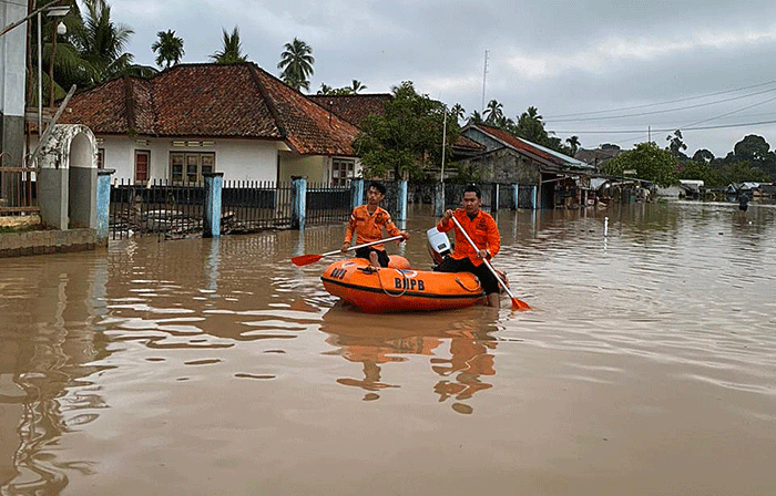 Berdasarkan kaji cepat sementara, ketinggian banjir terpantau berkisar antara 50 - 400 sentimeter.