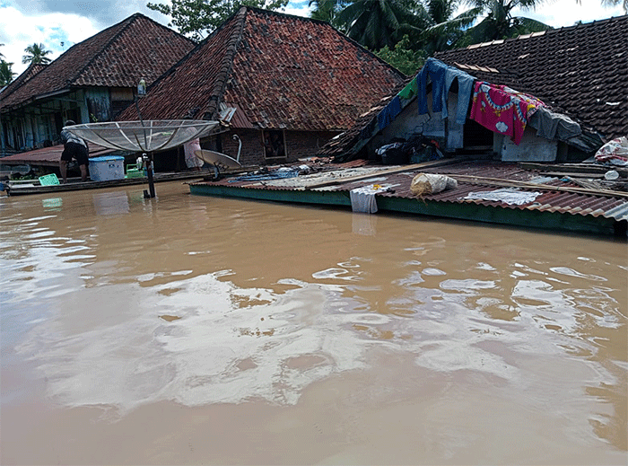 Berdasarkan kaji cepat sementara, ketinggian banjir terpantau berkisar antara 50 - 400 sentimeter.