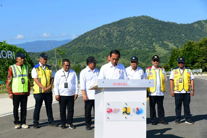Presiden Joko Widodo meresmikan Jalan Akses Labuan Bajo-Golo Mori, Kabupaten Manggarai Barat, Nusa Tenggara Timur, Selasa (14/3/2023).